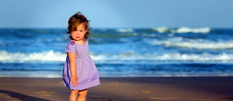 Маленькая девочка на пляже